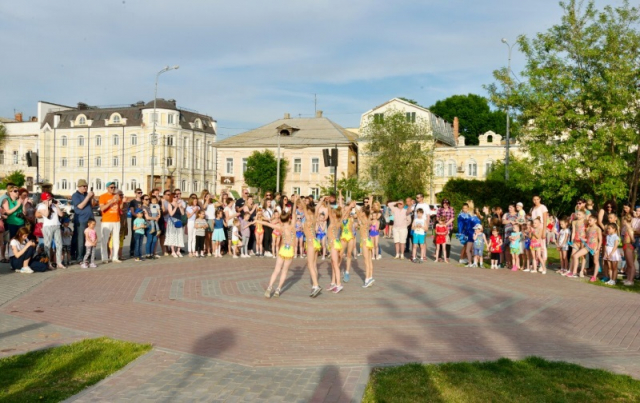 19 мая воспитанницы СШОР им. Л.А. Тихомировой приняли участие в ежегодном проекте «Волжская палитра»